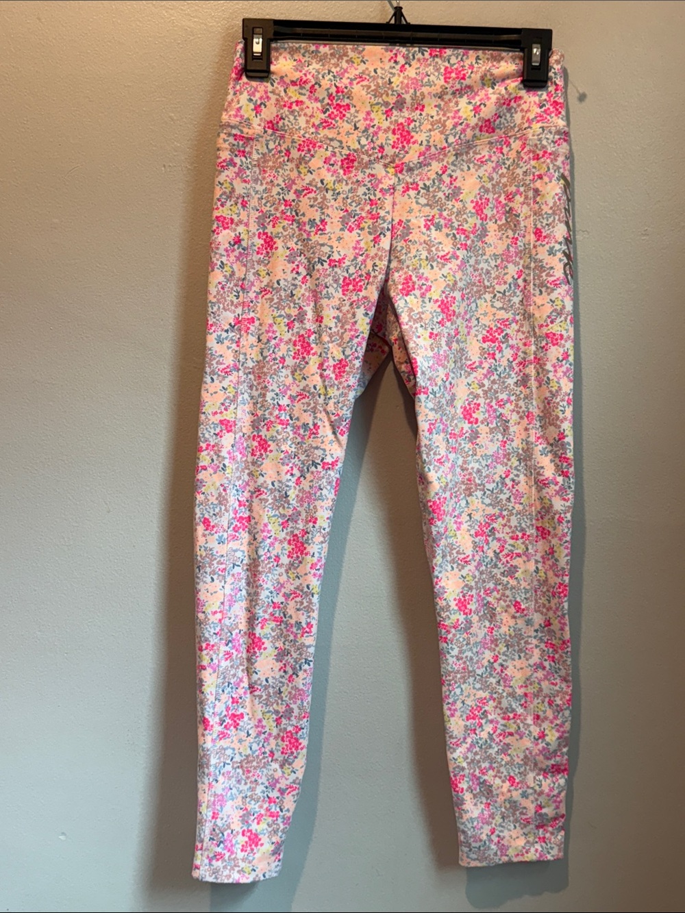 PINK Medium Victoria's Secret Pink Floral Leggings